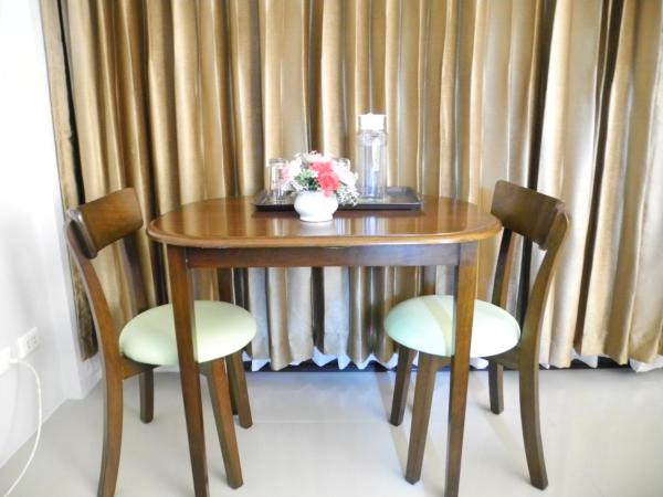 Bann Tawan Hostel Chiang Rai : photo 5 de la chambre chambre lit king-size - vue sur jardin