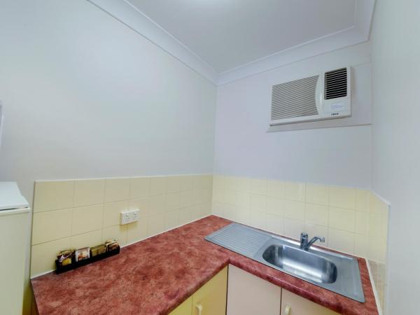 Aspley Motor Inn : photo 1 de la chambre queen and single room with kitchenette
