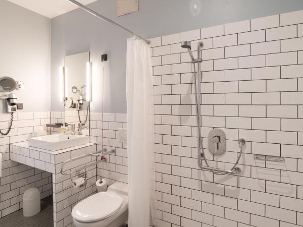 Ku'Damm 101 Hotel : photo 5 de la chambre chambre double - accessible aux personnes à mobilité réduite