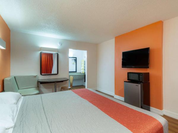 Motel 6-Houston, TX - East : photo 3 de la chambre chambre lit king-size deluxe - non-fumeurs 