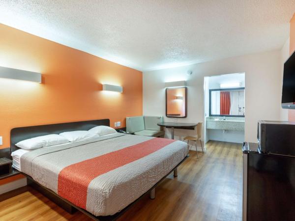 Motel 6-Houston, TX - East : photo 4 de la chambre chambre lit king-size deluxe - non-fumeurs 