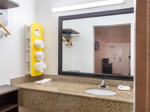 Motel 6-Houston, TX - East : photo 9 de la chambre chambre lit king-size deluxe - non-fumeurs 