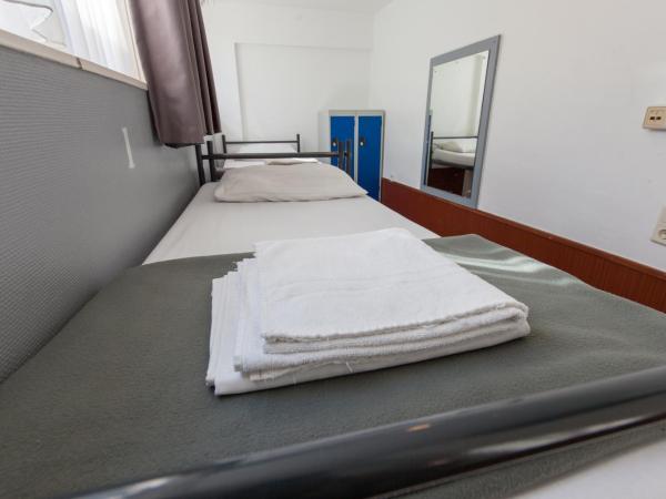 Travel Hotel Amsterdam : photo 1 de la chambre chambre quadruple avec lits superposés et salle de bains commune