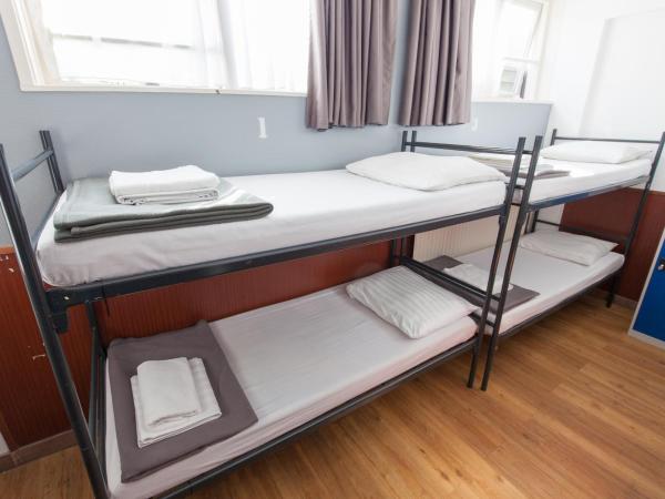 Travel Hotel Amsterdam : photo 2 de la chambre chambre quadruple avec lits superposés et salle de bains commune
