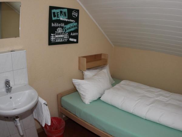 Bern Backpackers Hotel Glocke : photo 2 de la chambre petite chambre double avec salle de bains commune