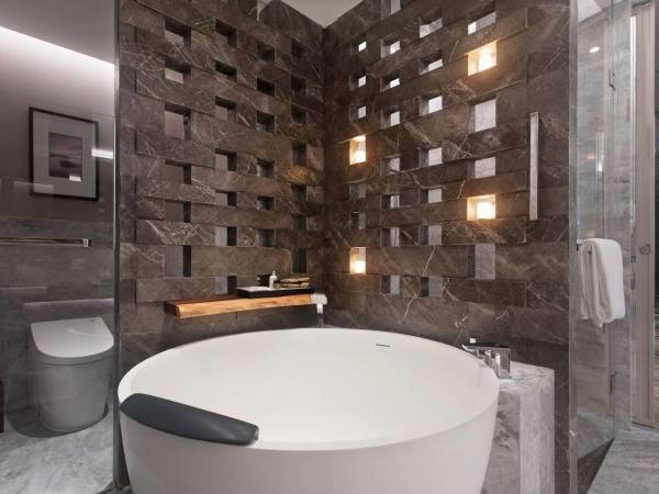 The Anandi Hotel and SPA - Luxury Healing Hotel for Wellbeing : photo 2 de la chambre chambre lit king-size affaires