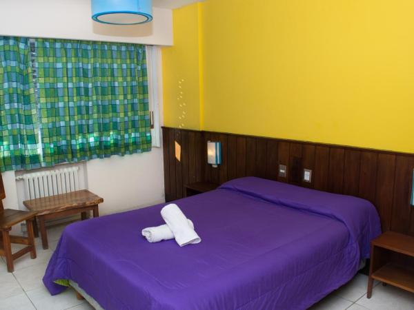 Marcopolo Inn Hostel Bariloche : photo 2 de la chambre chambre double