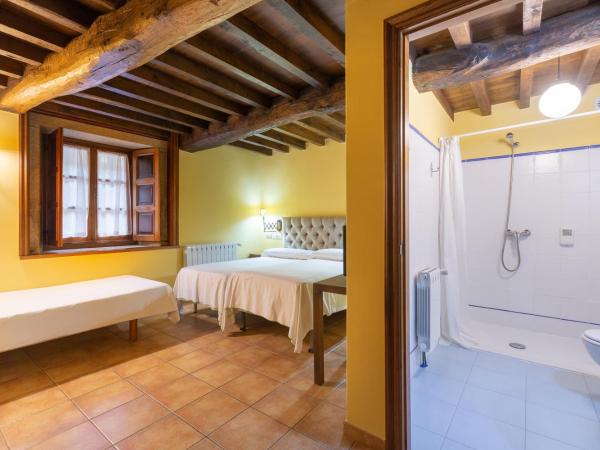 Asador de Roxos Casa Albardonedo : photo 1 de la chambre chambre triple avec salle de bains privative