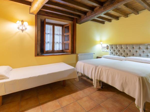 Asador de Roxos Casa Albardonedo : photo 2 de la chambre chambre triple avec salle de bains privative