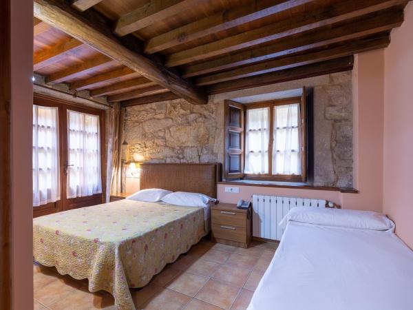 Asador de Roxos Casa Albardonedo : photo 3 de la chambre chambre triple avec salle de bains privative
