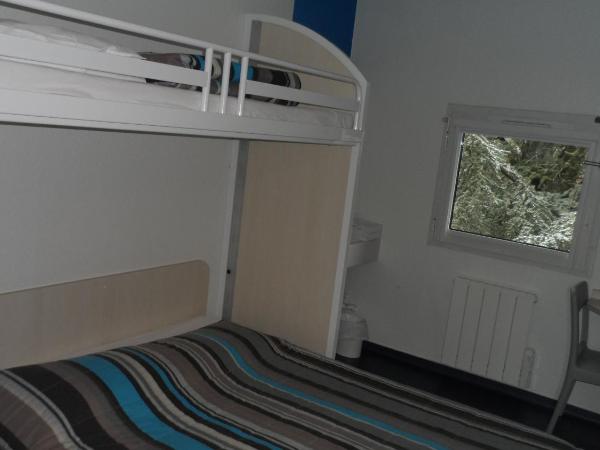 hotelF1 Blois : photo 3 de la chambre chambre triple avec salle de bains commune