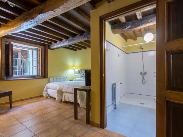 Asador de Roxos Casa Albardonedo : photo 6 de la chambre chambre triple avec salle de bains privative