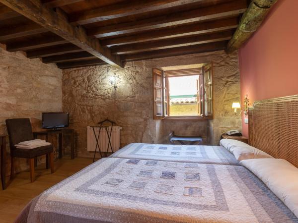 Asador de Roxos Casa Albardonedo : photo 10 de la chambre chambre triple avec salle de bains privative