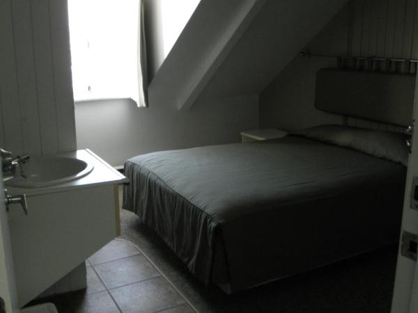 Auberge St-Louis : photo 1 de la chambre chambre standard avec lit double et salle de bains commune