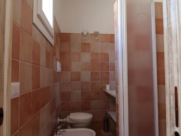 Guest House Li Minnanni : photo 7 de la chambre chambre double ou lits jumeaux Économique