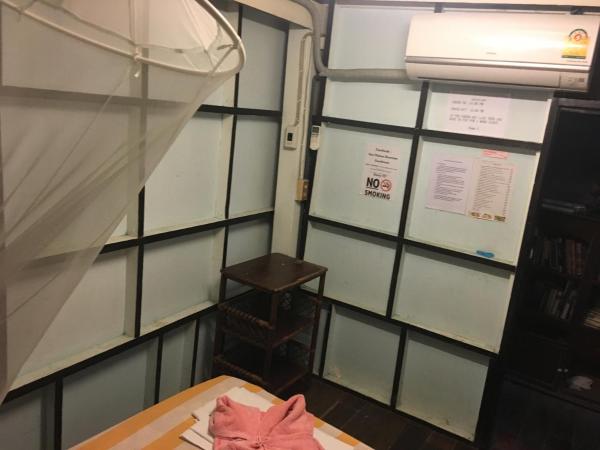 New Phiman Riverview Guesthouse : photo 3 de la chambre chambre lits jumeaux avec climatisation et salle de bains commune