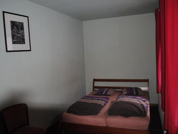 Charlie Rockets Youth Hostel : photo 2 de la chambre chambre double avec salle de bains commune