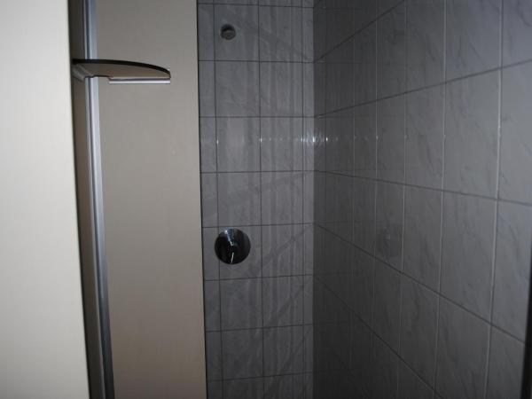 Charlie Rockets Youth Hostel : photo 3 de la chambre chambre double avec salle de bains commune