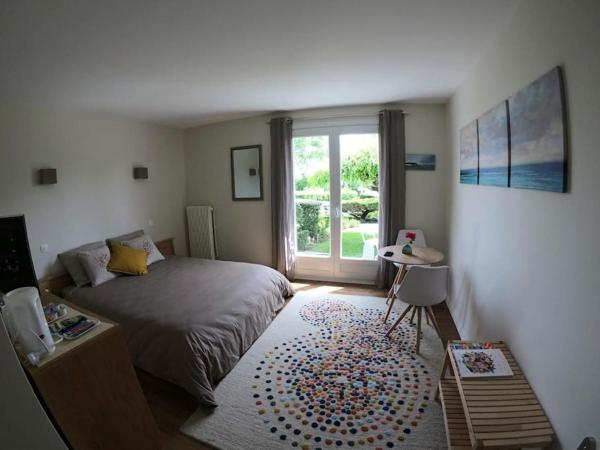 Les Paridés : photo 2 de la chambre chambre double avec sauna et accès au jardin