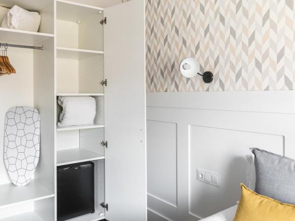 BYPILLOW Velázquez 45 : photo 3 de la chambre chambre triple