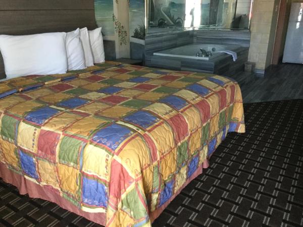 Luxury Inn and Suites Seaworld : photo 2 de la chambre chambre lit king-size avec baignoire spa