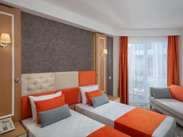 Golden Orange Hotel : photo 5 de la chambre chambre supérieure - vue partielle sur la mer 

