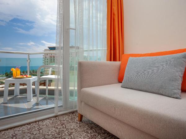 Golden Orange Hotel : photo 1 de la chambre chambre supérieure - vue partielle sur la mer 

