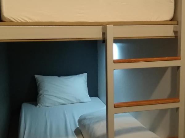 Ekanek Hostel : photo 3 de la chambre petite chambre avec lits superposés et salle de bains commune - sans fenêtre