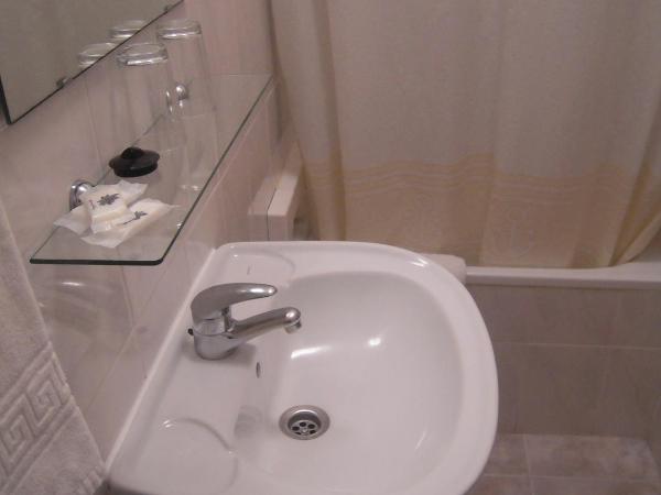 Hotel Larbelo : photo 9 de la chambre chambre triple