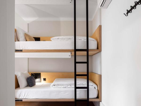 Penedo da Saudade Suites & Hostel : photo 4 de la chambre chambre familiale avec salle de bains privative