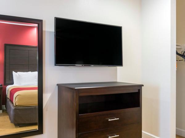 Econo Lodge Inn & Suites Houston Willowbrook : photo 7 de la chambre chambre familiale