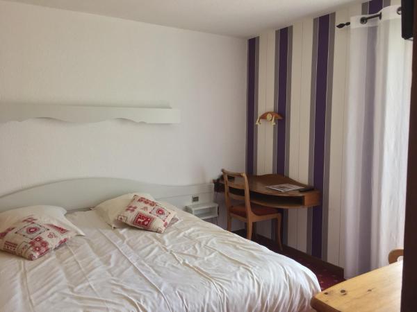 Hôtel Les Soldanelles : photo 2 de la chambre chambre double ou lits jumeaux avec baignoire