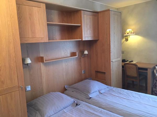 Hôtel Les Soldanelles : photo 10 de la chambre chambre double ou lits jumeaux avec baignoire