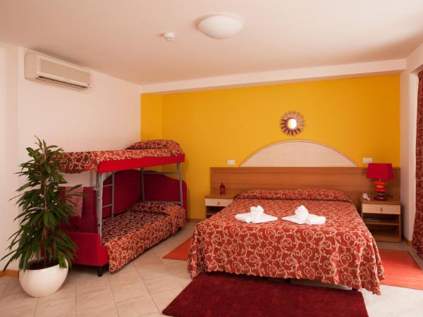 Hotel Bahama : photo 2 de la chambre chambre quadruple avec balcon 