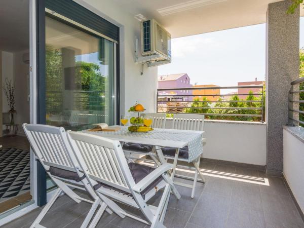 Apartments Marta 1 : photo 5 de la chambre appartement - vue sur jardin