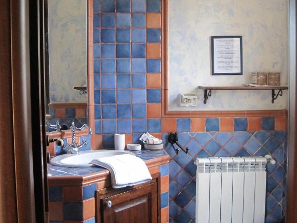 B&B Villa Giusy : photo 9 de la chambre chambre triple avec salle de bains privative