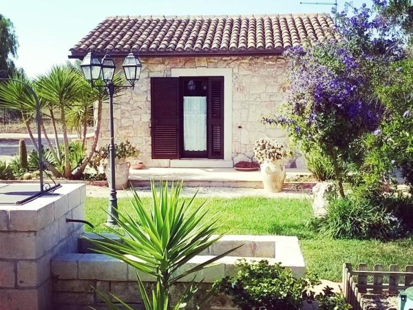 B&B Villa Giusy : photo 8 de la chambre chambre triple avec salle de bains privative