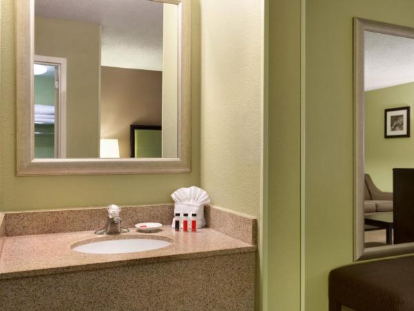 Days Inn by Wyndham Baltimore Inner Harbor : photo 4 de la chambre chambre de luxe avec 2 lits doubles - non-fumeurs