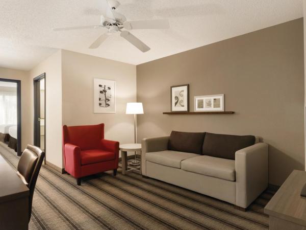 Country Inn & Suites by Radisson, Indianapolis Airport South, IN : photo 2 de la chambre suite 1 chambre lit queen-size avec canapé-lit