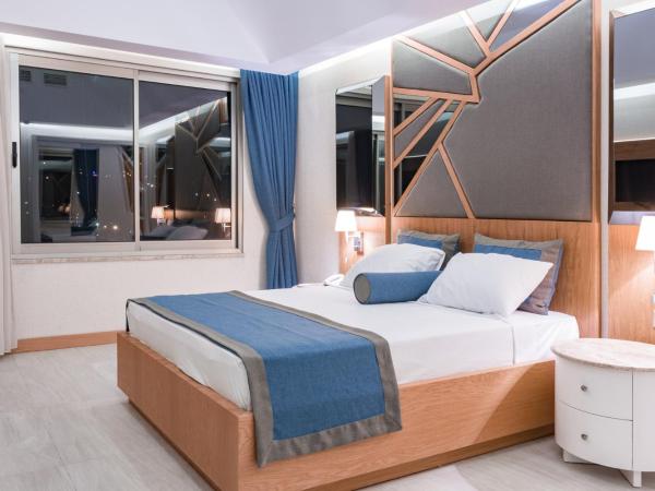 Graf Victor Hotel : photo 7 de la chambre chambre familiale avec balcon