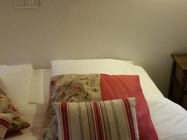 Chambres touristiques La Cour Des Hôtes : photo 3 de la chambre chambre double