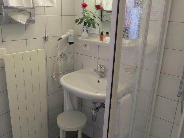 Hôtel du Port : photo 4 de la chambre chambre simple