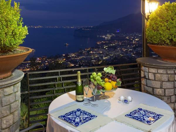 Romantic Relais Sorrento : photo 2 de la chambre chambre double ou lits jumeaux deluxe - vue sur mer