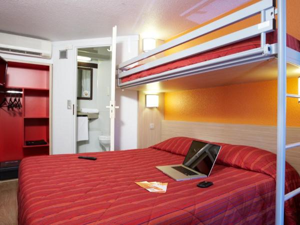 Premiere Classe Beziers : photo 4 de la chambre chambre triple (1 lit double et 1 lit simple)