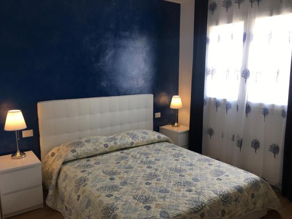 Blue Sea Rooms Apartment Cagliari : photo 9 de la chambre chambre double avec salle de bains privative