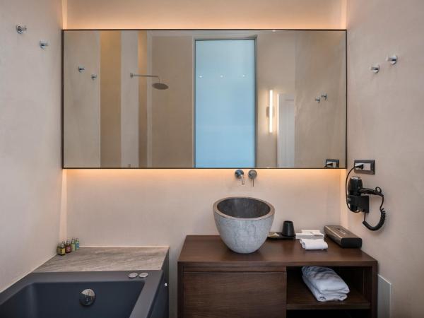 Ambassadors Residence Boutique Hotel : photo 6 de la chambre chambre double deluxe de 26 m² avec baignoire spa et balcon - vue directe sur mer