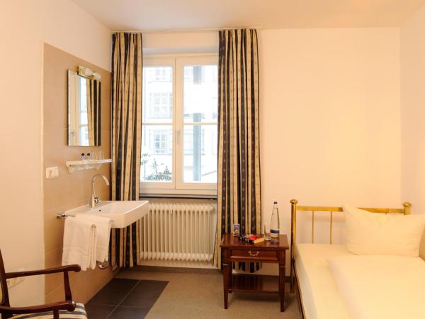 Hotel Blauer Bock : photo 2 de la chambre chambre simple Économique avec salle de bains et toilettes communes