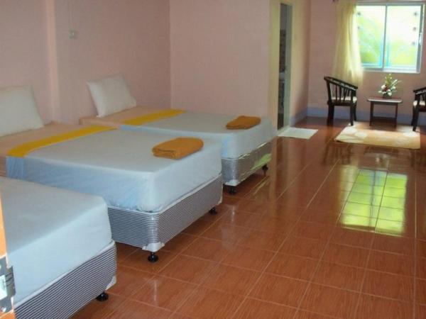 D's Corner & Guesthouse : photo 2 de la chambre chambre triple supérieure avec climatisation.