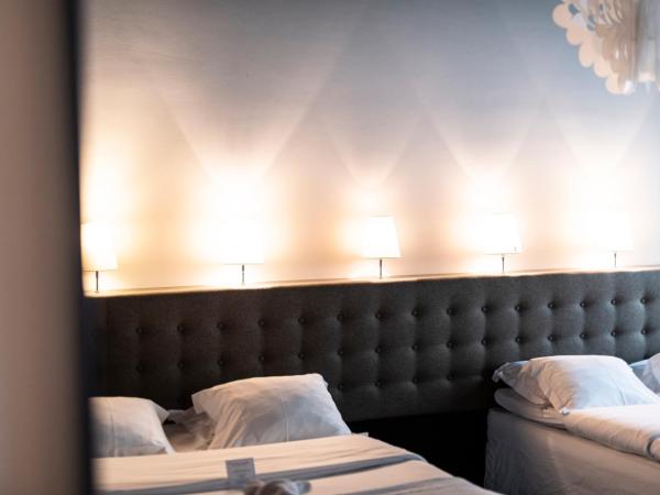 Hotel Flora : photo 9 de la chambre chambre familiale (2 lits de 140 cm)