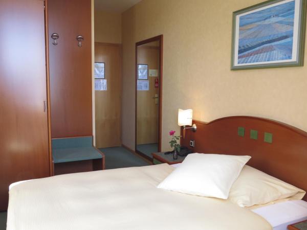 Hôtel du Port : photo 2 de la chambre chambre simple - vue sur lac